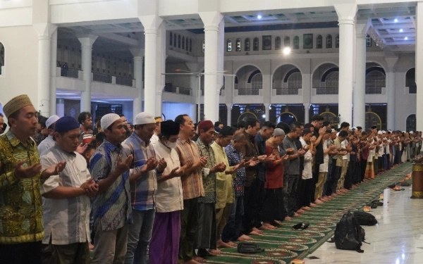 Doa Dari Surabaya Untuk Alm Affan! Ribuan Jamaah Masjid Al Akbar Ikuti Salat Gaib