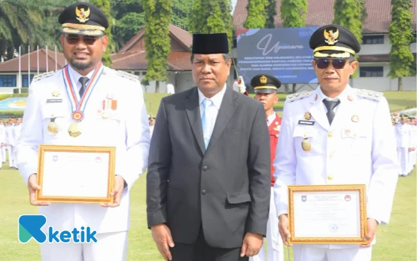 Thumbnail Berita - Pamong Teladan, Bassam–Helmi Diganjar Penghargaan IPDN