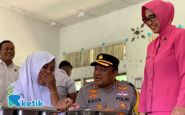 Thumbnail Berita - Pelajar Babahrot Terima Program MBG, Kapolres Abdya: Investasi Masa Depan Bangsa