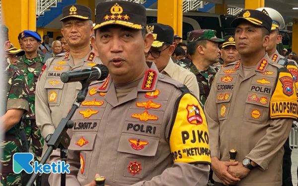 Thumbnail Berita - Kapolri Gelar Rapat Bersama Menhut Usut Kayu Gelondongan Terbawa Arus Banjir Sumatera