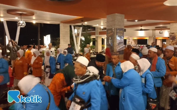 Thumbnail Berita - Bupati dan Wabup Situbondo Jemput Kedatangan Jamaah Haji Kloter 40 dan 41