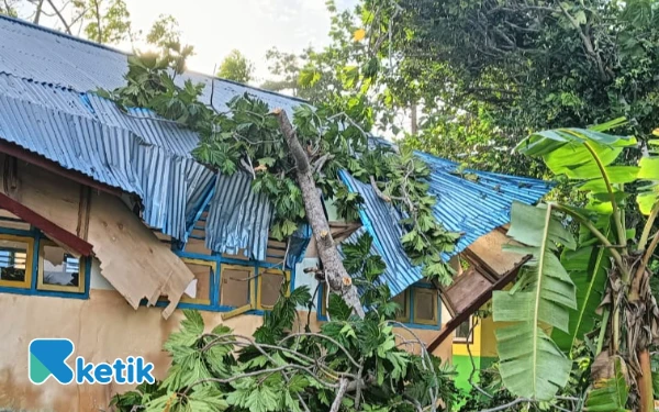 Gedung Sekolah Ambruk, Kantor Desa Jadi Ruang Belajar Siswa di Halmahera Selatan