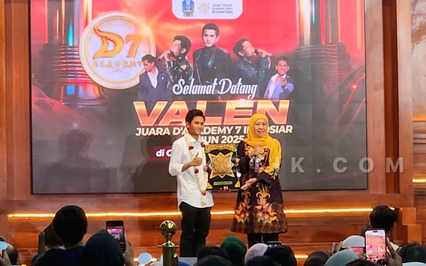 Thumbnail Berita - Valen DA7 Disambut Luar Biasa di Grahadi! Gubernur Khofifah : Teruslah Berkarir, Tapi Jangan Lupakan Pendidikan