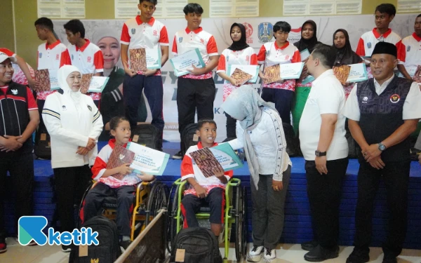 Thumbnail Berita - Rayakan Haornas Ke-42 Bersama Atlet Paralimpik di Mojokerto, Gubernur Jatim Beri Penghargaan dan Bantuan
