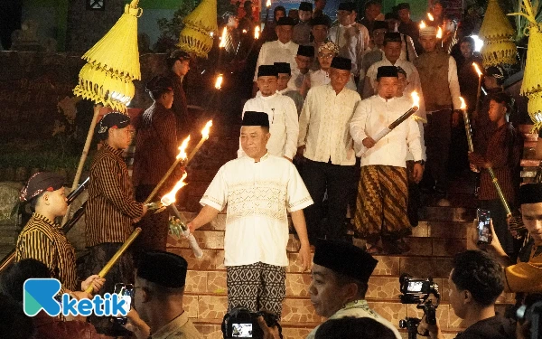 Thumbnail Berita - Cahaya Obor Warnai Malam Tahun Baru Islam, Bondowoso Gaungkan Semangat Hijrah dan Kebersamaan