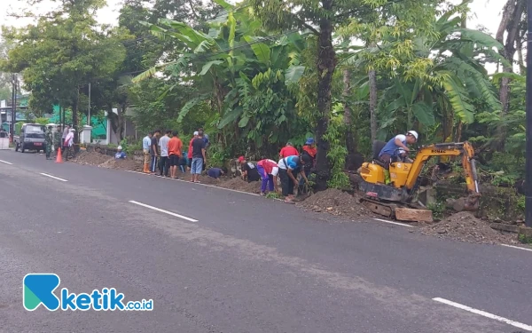 Thumbnail Berita - Upaya Cegah Banjir, Lintas Sektor Pacitan Kompak Bebersih Drainase Kota