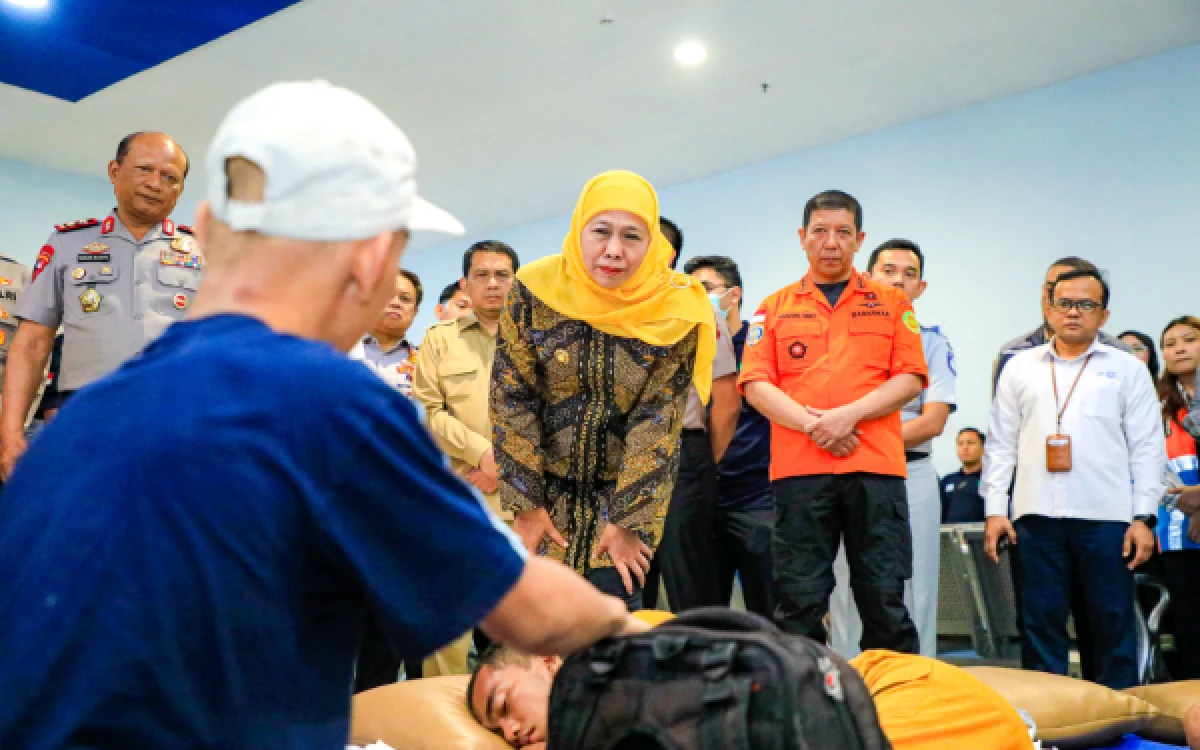 Thumbnail Berita - Khofifah Pastikan Evakuasi dan Penanganan Korban Kebakaran KMP Mutiara Sentosa II