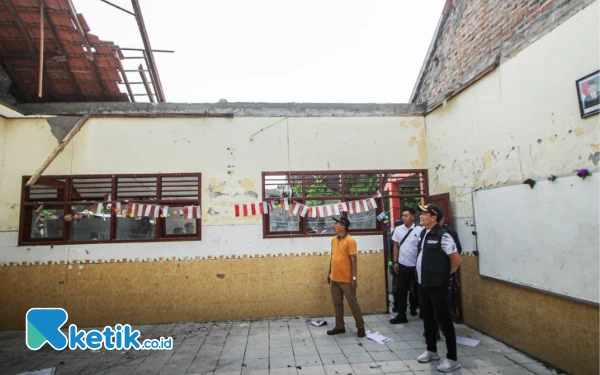 Thumbnail Plt Bupati Sidoarjo Subandi Minta Dinas Pendidikan Cepat Perbaiki Kelas SDN Tropodo 1 yang Ambruk