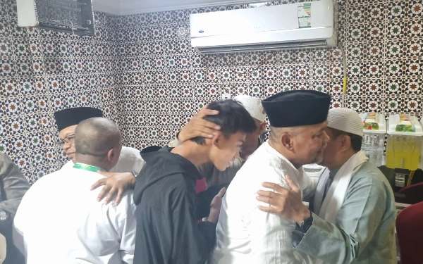 Silaturahmi Usai Salat Id di Masjidil Haram! Jemaah Umrah Ramadan KBIHU Muhammadiyah Tak Kuasa Bendung Haru