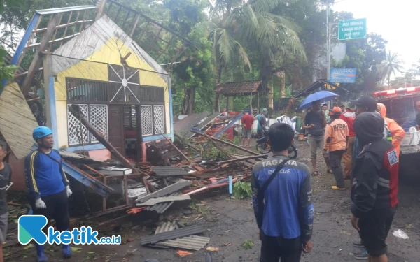 Thumbnail Berita - Puluhan Rumah di Situbondo Rusak Akibat Diterjang Angin Kencang, Warga Diminta Waspadag