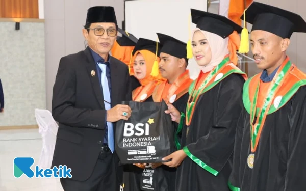 BSI KCP Bacan Hadiahkan Tabungan Emas untuk Wisudawan UNSAN, Edukasi Investasi Lawan Judi Online