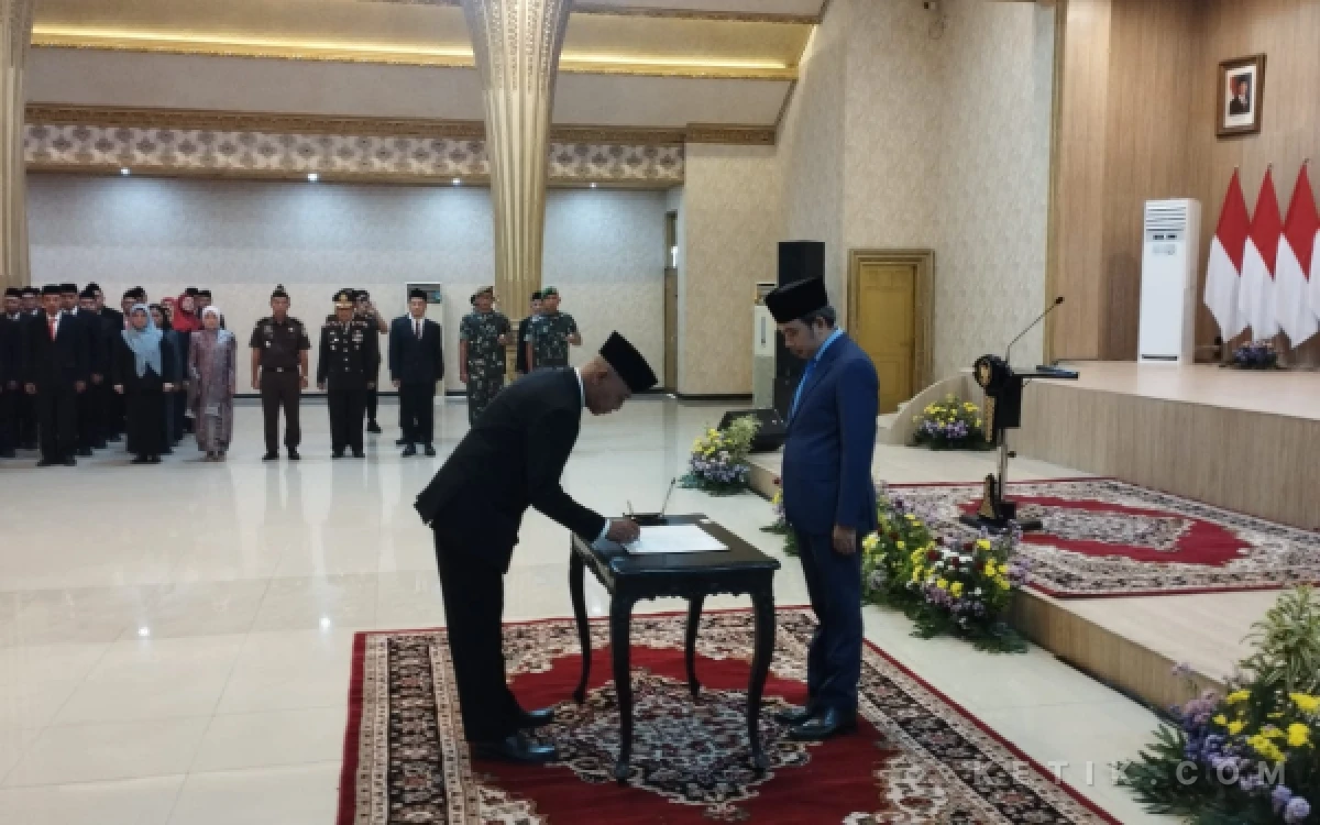 Foto Bupati Jember, Muhammad Fawait atau Gus Fawait saat melantik Achmad Imam Fauzi sebagai Pj Sekda Jember. (Foto: Fadli/Ketik.com)