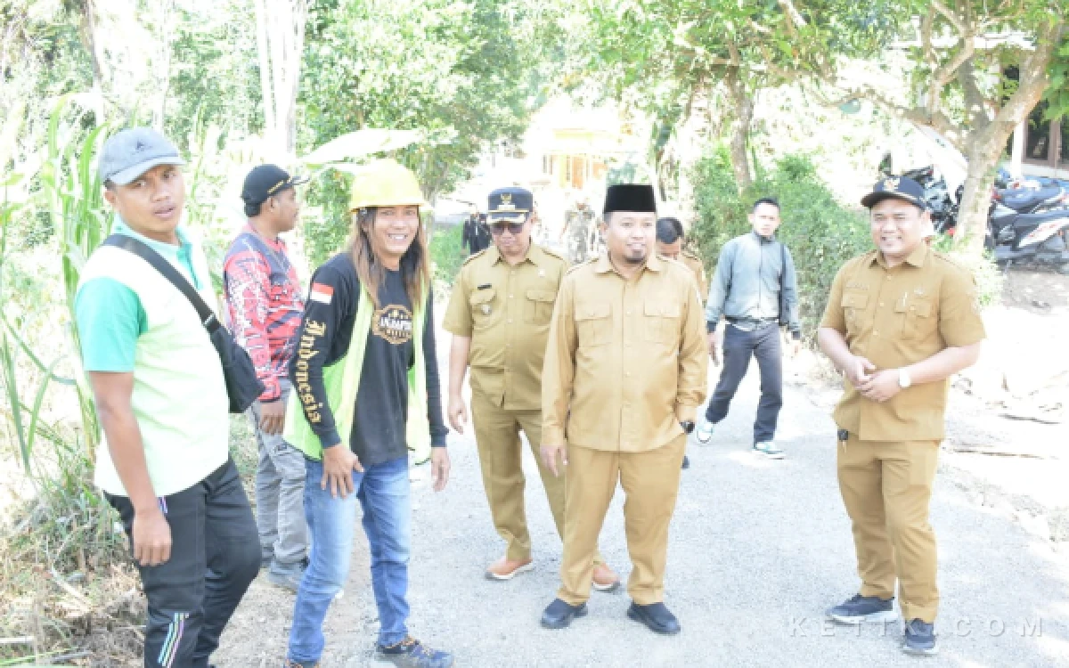 Thumbnail Berita - Wabup As'ad Cek Langsung Rekonstruksi Jalan Wringin–Palinggihan, Mutu Proyek Jadi Sorotan