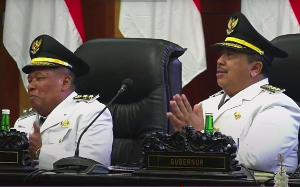 Senyum Warsubi dan Gus Salman saat Khofifah Beri Kado Pantun di Sertijab Bupati dan Wabup Jombang