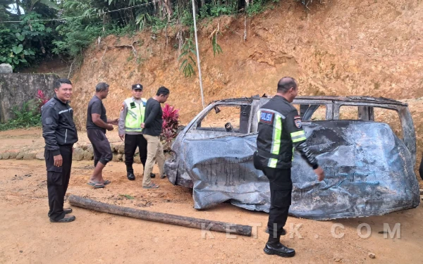 Hendak Belanja Lebaran, Mobil Suzuki Futura Milik Warga Pacitan Tiba-tiba Terbakar