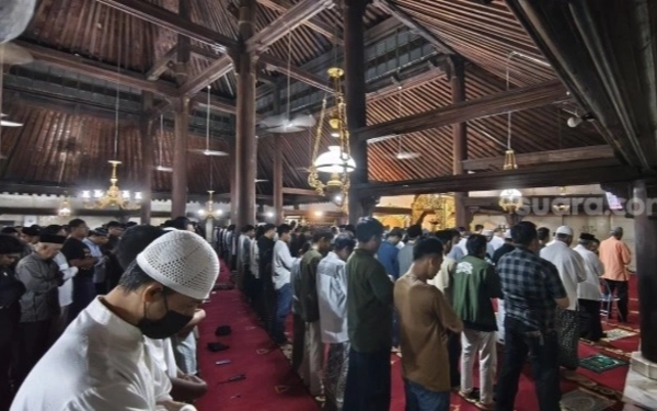 Thumbnail Ikuti Kalender Hijriah Global Tunggal, Tarawih Perdana di  Masjid Jogokariyan dan Gedhe Kauman Yogyakarta Dipadati Jamaah