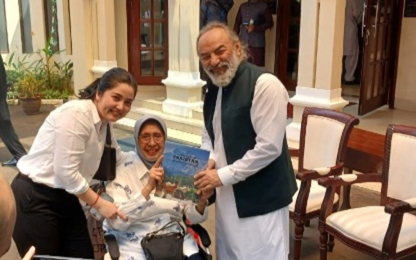 Thumbnail Selim Melukis untuk Terapi Sakitnya, malah Dipamerkan di Kedubes Pakistan