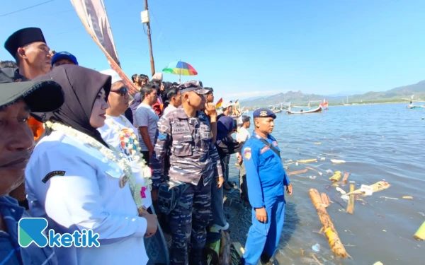 Thumbnail Berita - Petik Laut Panarukan, Wabup Situbondo Bersama Nelayan Larung Gitek Sesaji Kepala Sapi