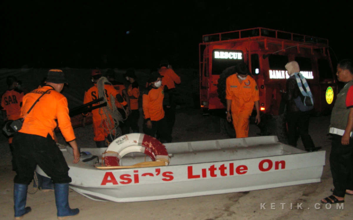 Foto Tim search and rescue (SAR) menyiapkan pencarian korban ledakan pipa gas di jalan tol Porong--Gempol pada Rabu malam (22 November 2026). (Foto: Dokumen Fathur Roziq)