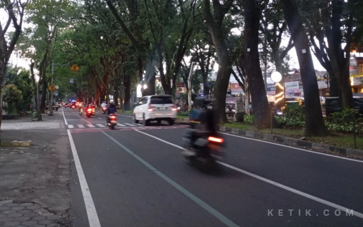 Thumbnail Berita - Dishub Kota Malang Bakal Sanksi PKL dan Parkir Liar di Marka Hijau Jalan