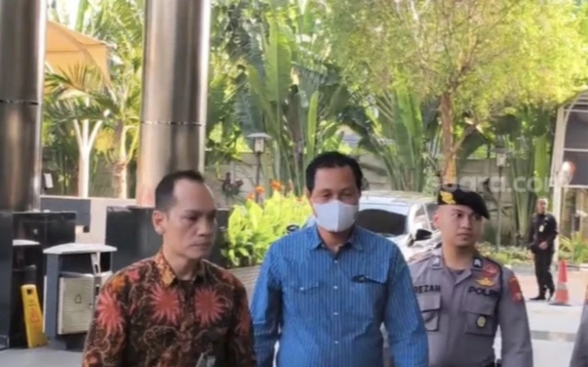 Thumbnail Berita - Pakai Masker, Bupati Muara Enim Tiba di Gedung Merah Putih KPK untuk Jalani Pemeriksaan