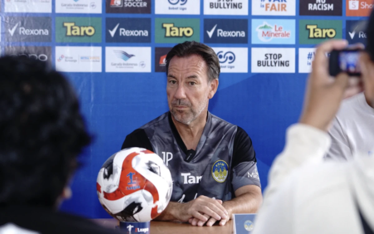 Thumbnail Berita - Daftar Pelatih Super League yang Sudah Kena Pecat Musim Ini, Van Gastel Terbaru Diusir PSIM