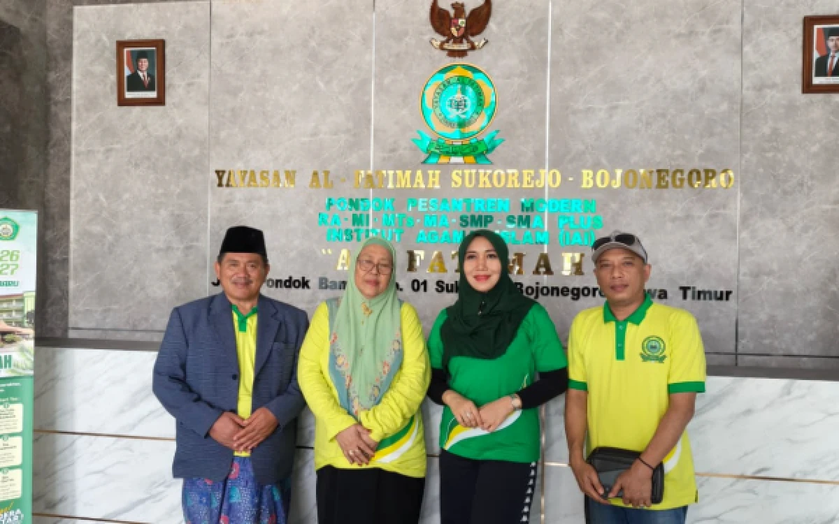 Foto Lia Istifhama (dua dari kanan) menghadiri Harlah Ke-20 Pondok Pesantren Modern Al-Fatimah di Bojonegoro. (Foto: Dokumentasi Ning Lia)