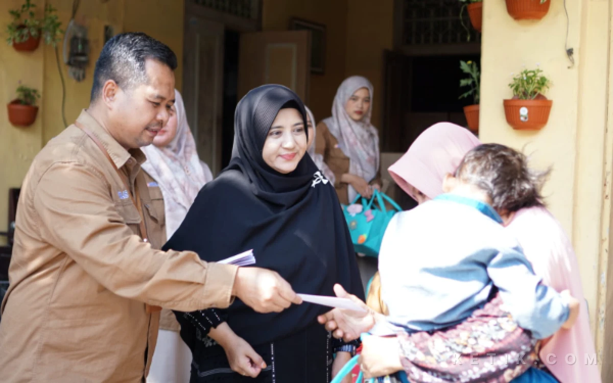 Foto Syaifullah Asyik Direktur Utama Bank Sampang didampingi istri tercinta menyantuni anak yatim (Foto: Mat Jusi/Ketik.com)
