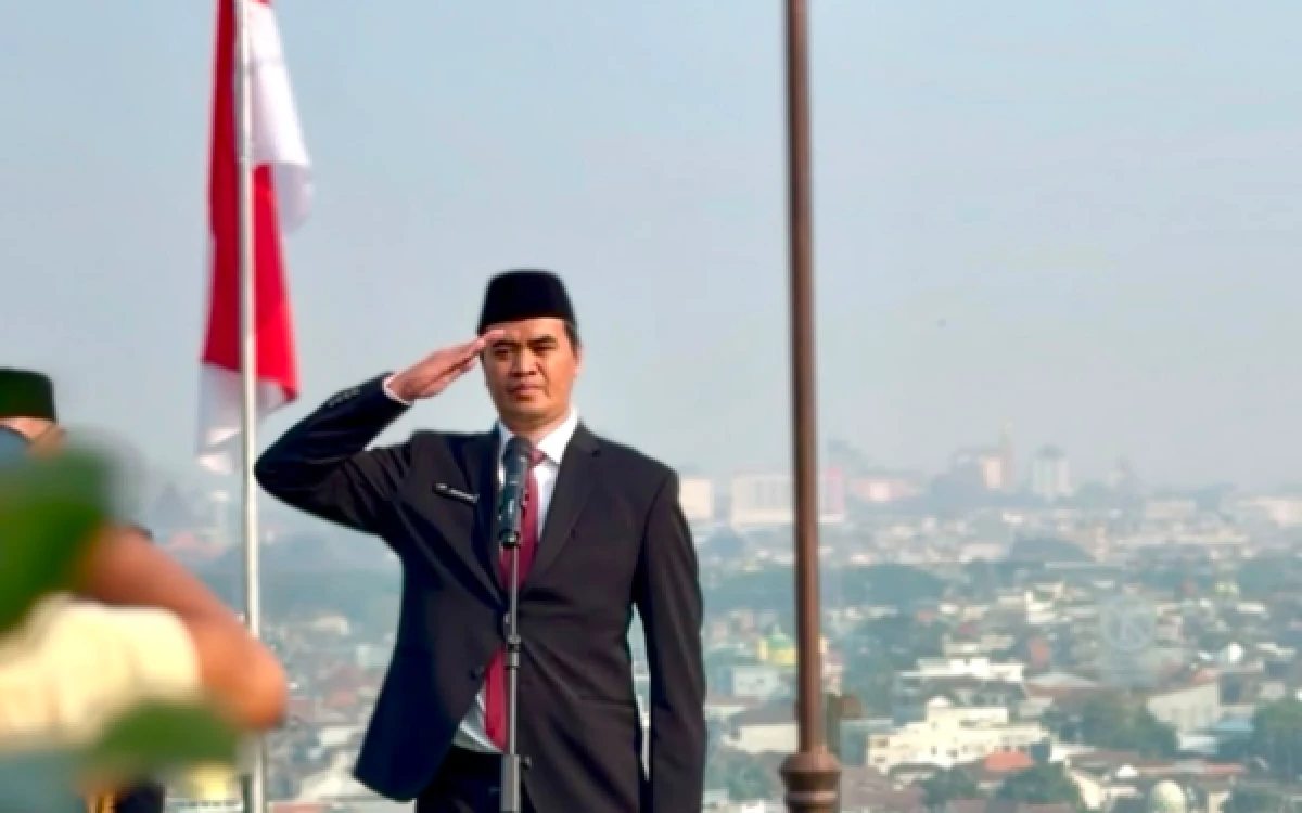 Foto Ade Sudrajat, General Manager HOTEL THE 1O1 Malang OJ memimpin berlangsungnya Upacara Akbar Kemerdekaan. (Foto: HOTEL THE 1O1 Malang OJ for Ketik.com)