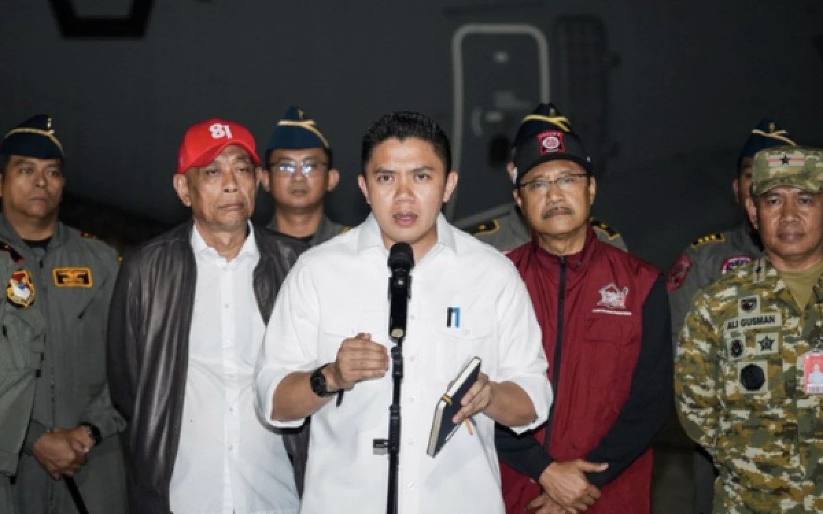 Thumbnail Berita - Jelang Subuh, Seskab Teddy dan Mensos Gus Ipul Berangkatkan 65 Ton Bantuan ke NTT