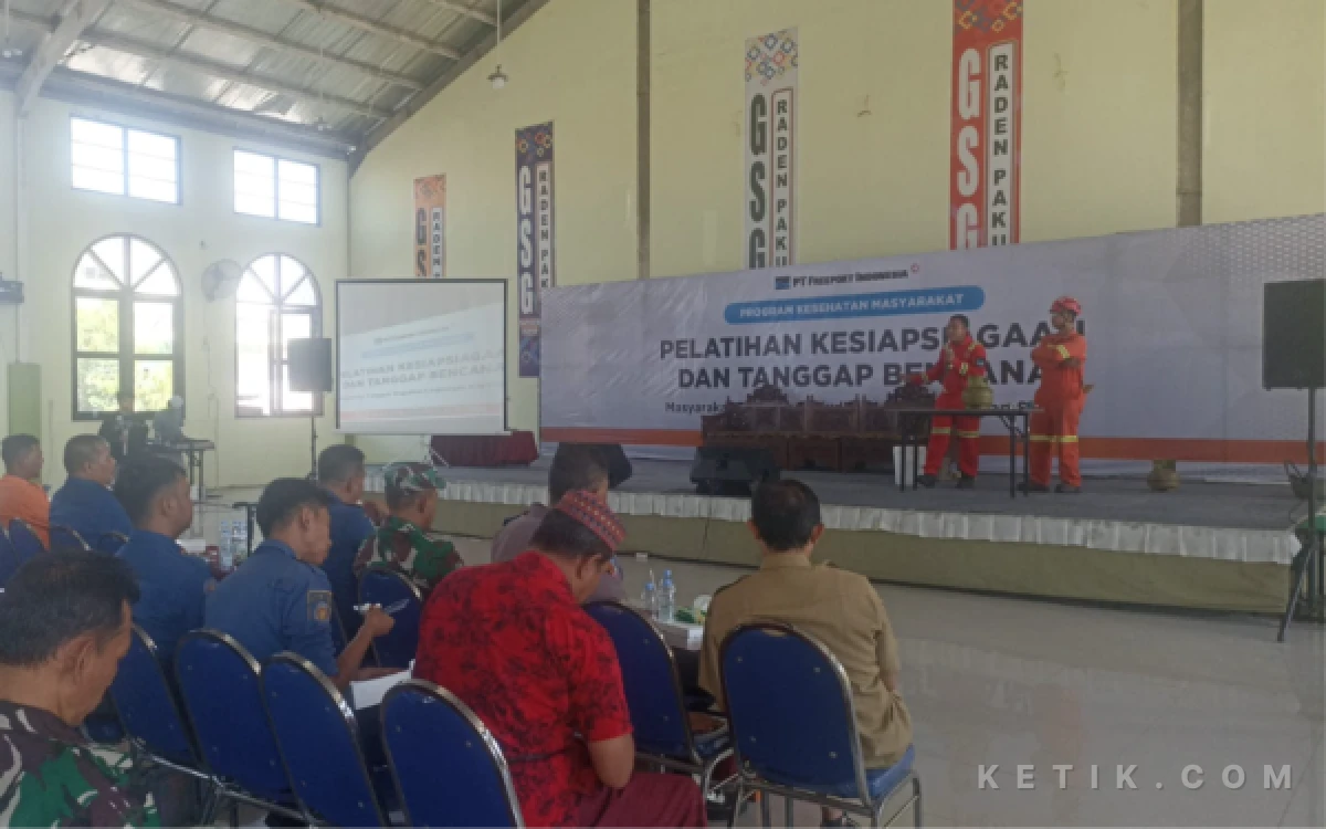 Foto Tim OHS PT. Freeport Indonesia Saat Pelatihan Kesiapsiagaan Kepada Ratusan Warga di Gedung Serbaguna Raden Paku, Manyar Sidorukun, Gresik, 21 Juli 2026 (Foto: Daniel Andayawan/Ketik.com)