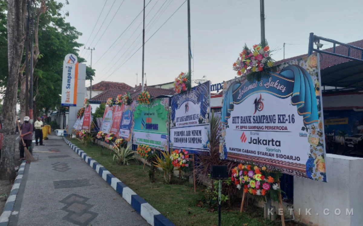 Thumbnail Berita - Karangan Bunga Hiasi HUT Ke-16 Bank Sampang, Cerminkan Dukungan Berbagai Mitra
