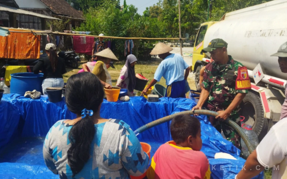 Thumbnail Berita - Kodim 0813 Bojonegoro Salurkan 16 Ribu Liter Air Bersih untuk Warga Sukosewu yang Dilanda Kekeringan