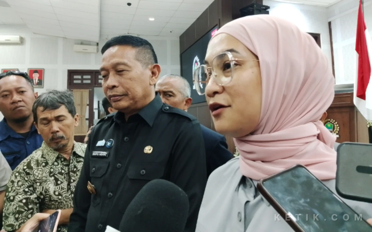Foto Ketua DPRD dan Wali Kota Malang usai Rapat Paripurna penyampaian Wali Kota Malang terhadap pertanggungjawaban APBD 2025. (Foto: Lutfia/Ketik.com)