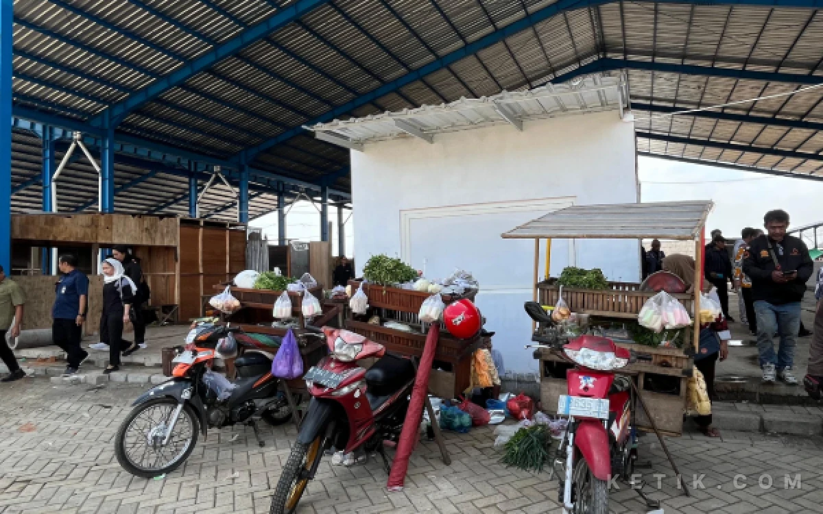 Foto Area relokasi para pedagang di Pasar Gadang yang masih terus berproses hingga saat ini. (foto: Lutfia/Ketik.com)
