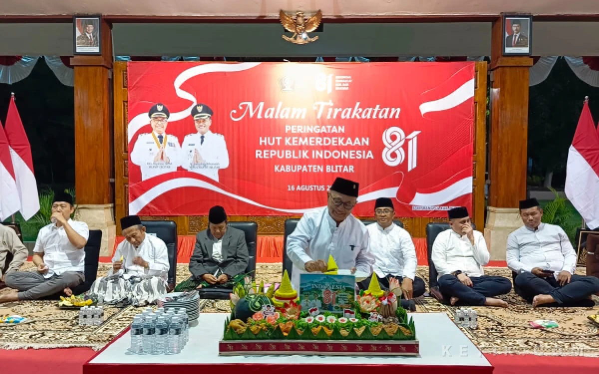 Thumbnail Berita - Bukan Sekadar Tradisi, Ini Pesan Bupati Blitar Rijanto di Malam Tirakatan HUT RI ke-81