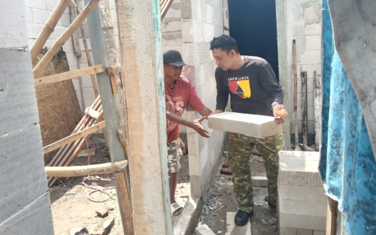 Thumbnail Berita - Sasaran Fisik TMMD ke-128 Kodim 0820 Probolinggo, RTLH Milik Bu Sayani di Dusun Klagin Capai 50 Persen
