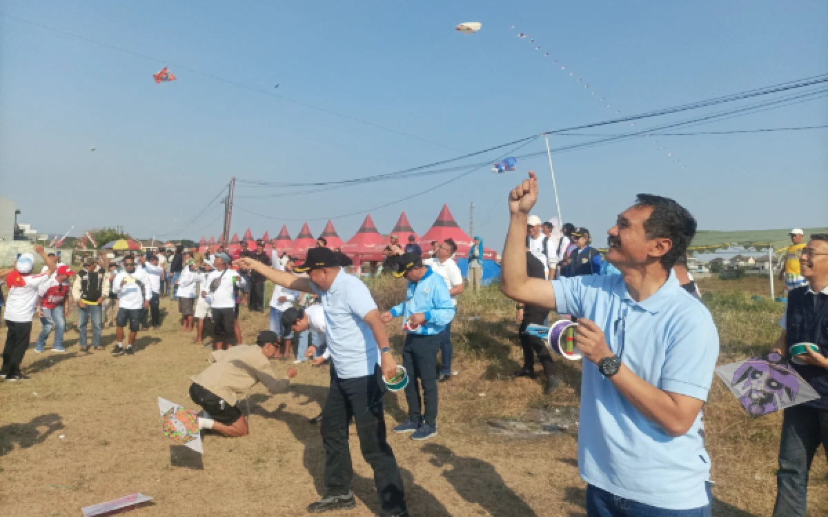 Foto Suasana Keseruan bermain layang-layang dan melakukan sambitan dalam kegiatan Malang Solidarity Sky Fest 2026 di Kota Malang, Minggu, 9 Agustus 2026 (Foto : Kukuh / Ketik)