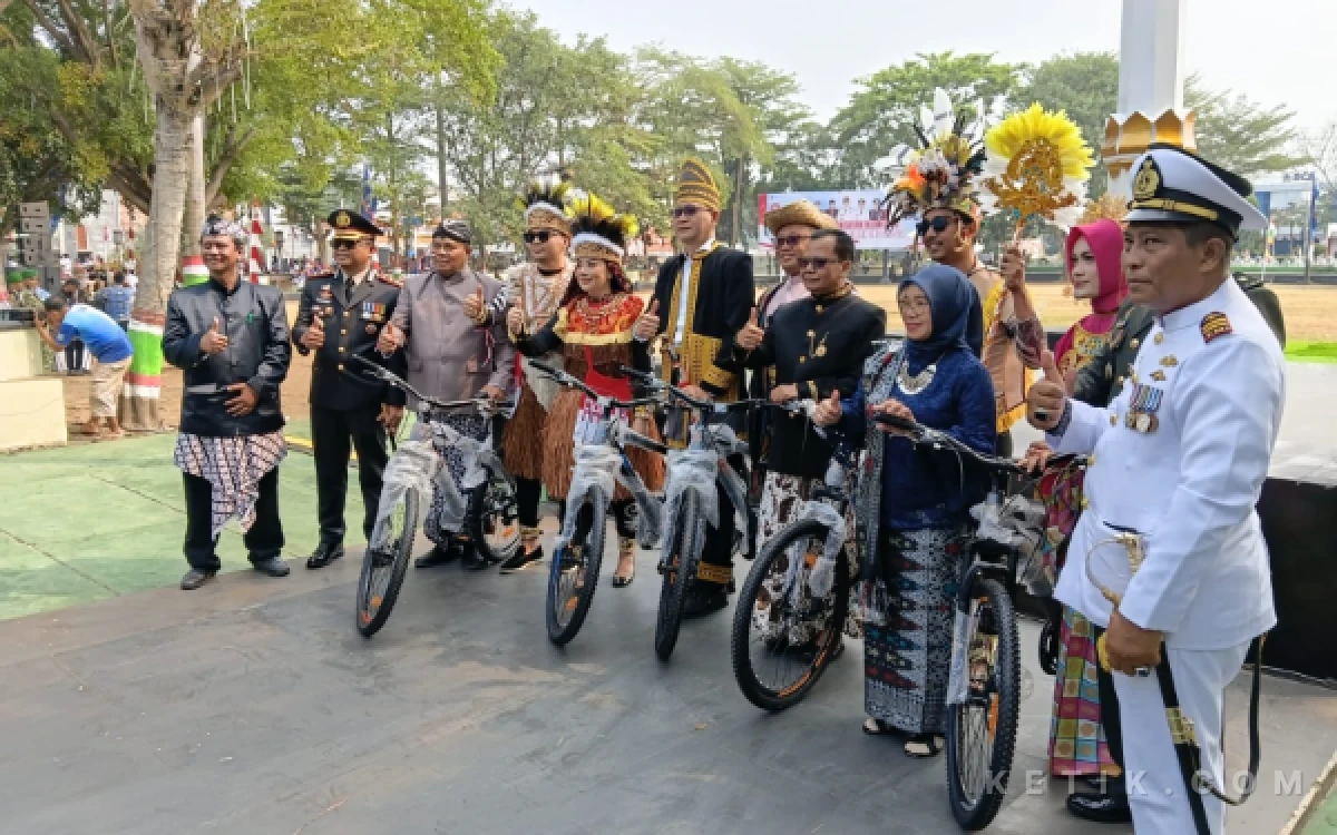 Thumbnail Berita - Suami Bupati Brebes Juara 1 Pakaian Adat HUT ke-81 RI, Bawa Pulang Sepeda
