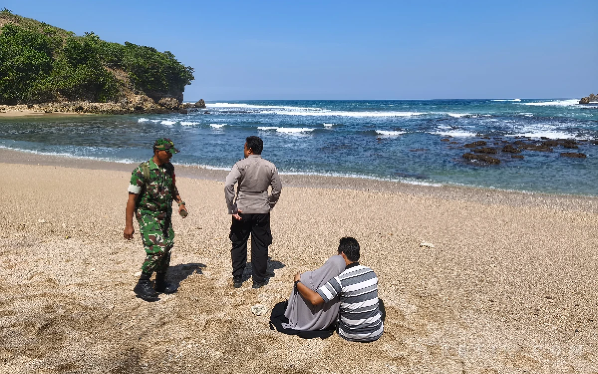 Thumbnail Berita - Ombak 2 Meter Seret Tiga Anak di Pantai Pangi Blitar, Satu Masih Hilang