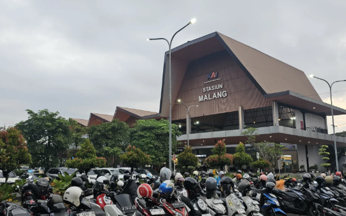 Thumbnail Berita - Libur Sekolah 2026, Stasiun Malang Padat! Penumpang Kereta Tembus 175 Ribu Orang