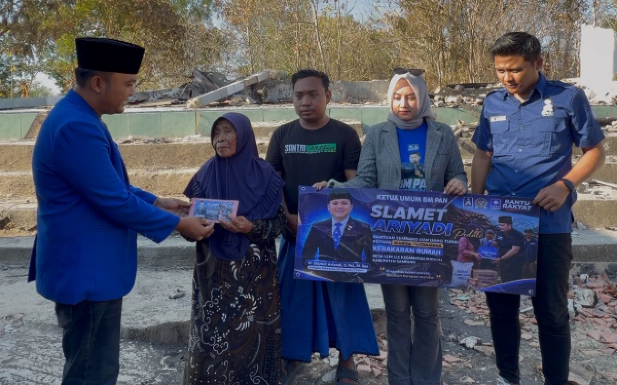 Thumbnail Berita - Rumah Bu Bije Terbakar, Legislator Muda Madura H. Slamet Ariyadi Bergerak Kirim Bantuan