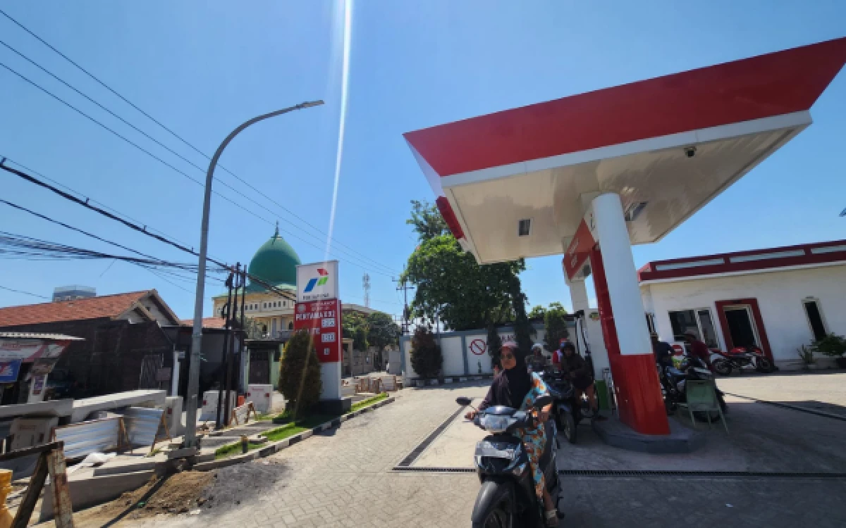 Thumbnail Berita - Pertamina Pastikan Stok BBM di Jatim Aman, Wagub Emil Sebut Distribusi ke SPBU Lancar