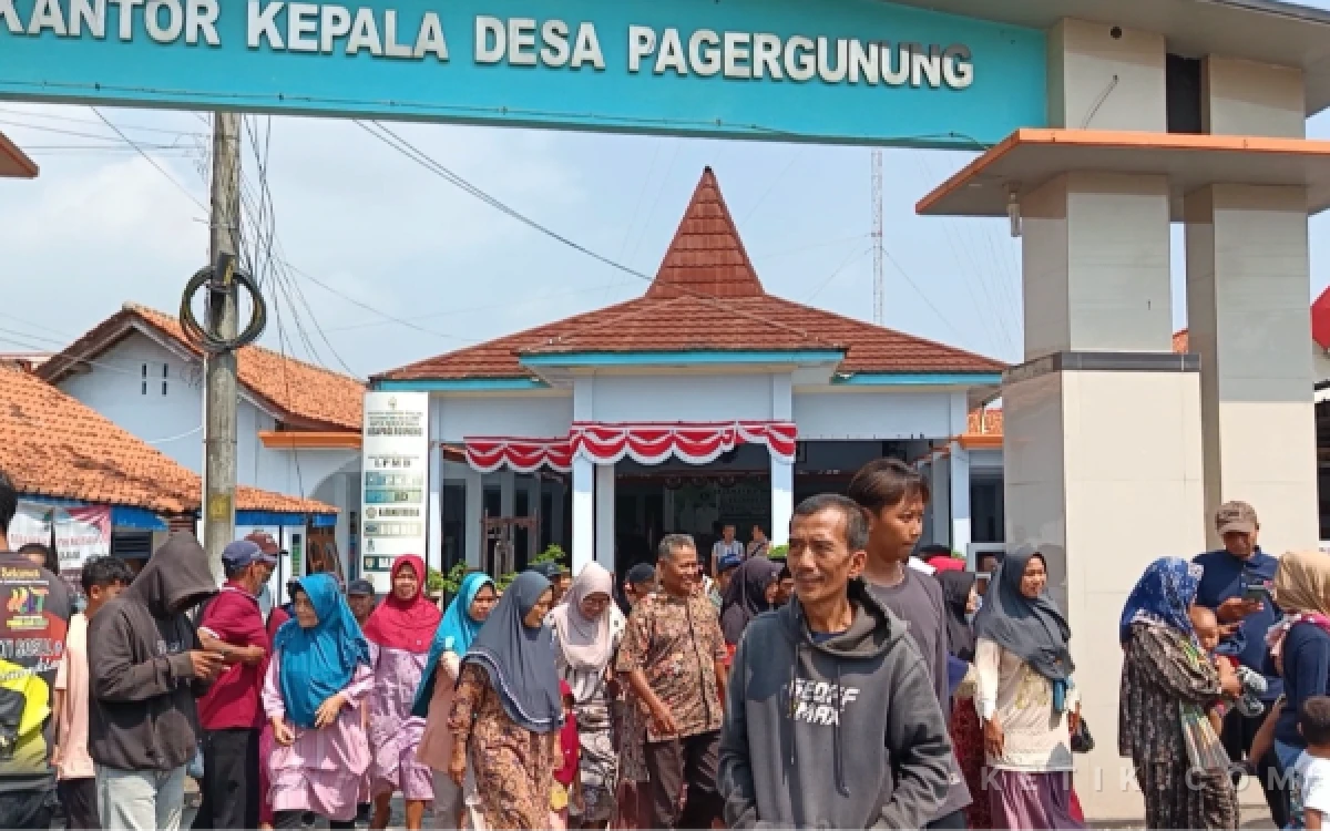 Thumbnail Berita - Ratusan Warga Iringi Bowo Daftar Pilkades Pagergunung Pemalang, Ini Komitmennya