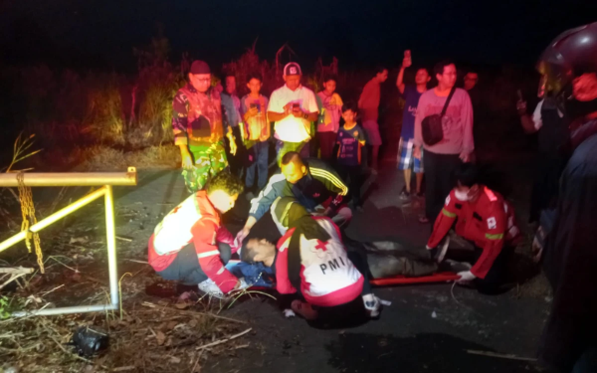 Foto Korban pembacokan berinisial AJ yang ditemukan tergeletak di dekat portal Jalan Bandara Palmerah XV Kelurahan Cemorokandang Kecamatan Kedungkandang Kota Malang saat mendapatkan penanganan medis, Sabtu, 29 Agustus 2026 malam (Foto : Istimewa)