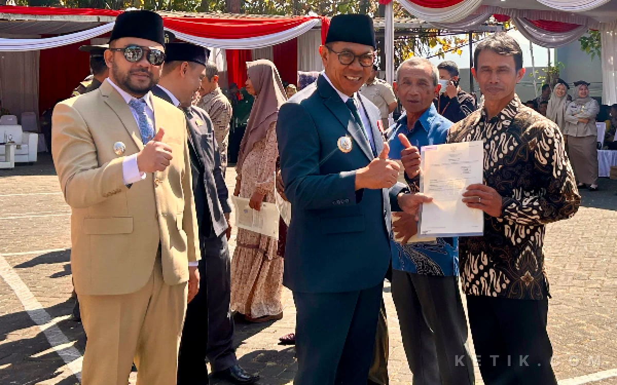 Thumbnail Berita - Sinergi Pemkot dan BPN Batu, Cak Nur Serahkan 100 Sertifikat PTSL Demi Kepastian Hukum