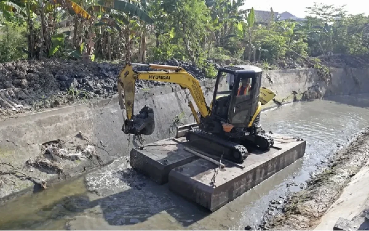 Foto Normalisasi sungai yang diadakan Pemkot untuk mencegah kondisi yang merugikan aktivitas masyarakat Surabaya (Tangkap layar Instagram @dsdabmsby)