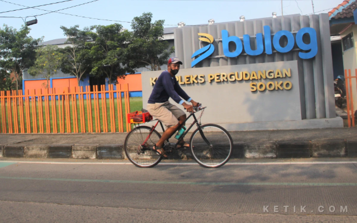 Foto Kompleks Pergudangan BULOG Sooko Mojokerto. (Foto: Rahmat Rifadin/Ketik.com)