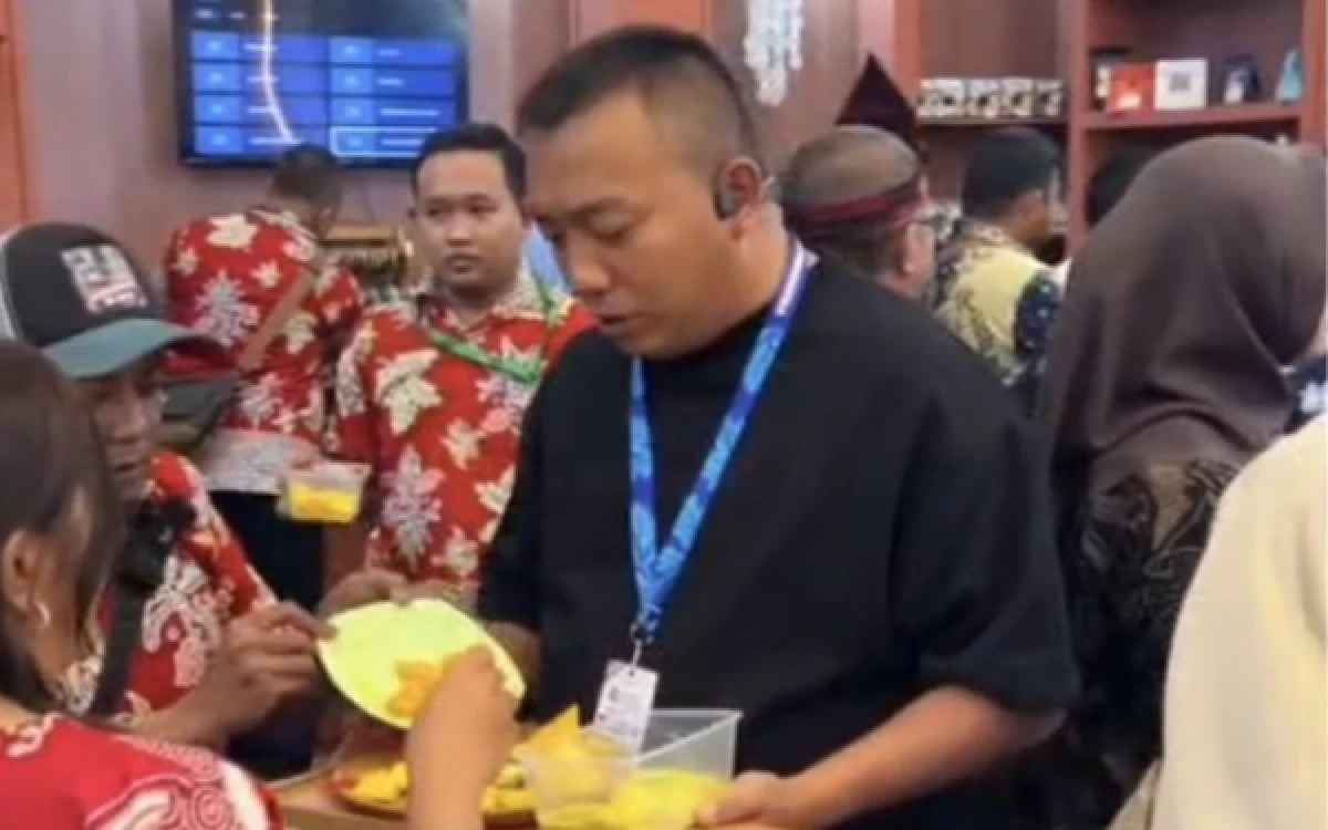Thumbnail Berita - Jajakan Mangga Situbondo Langsung ke Pengunjung, Bupati Rio Raih Penghargaan di APKASI Expo 2026