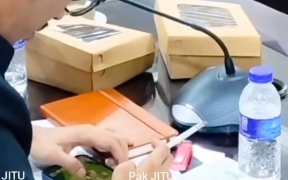 Thumbnail Pakar Unej Kritik Anggota DPRD Main Game Saat Rapat Sambil Merokok, Dinilai Langgar Etika Pejabat Publik
